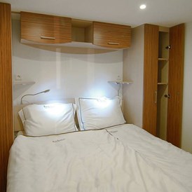 Glampingunterkunft: Hochwertige Möbel und Doppelbett - SunLodge Aspen von Suncamp auf Centro Vacanze Pra`delle Torri
